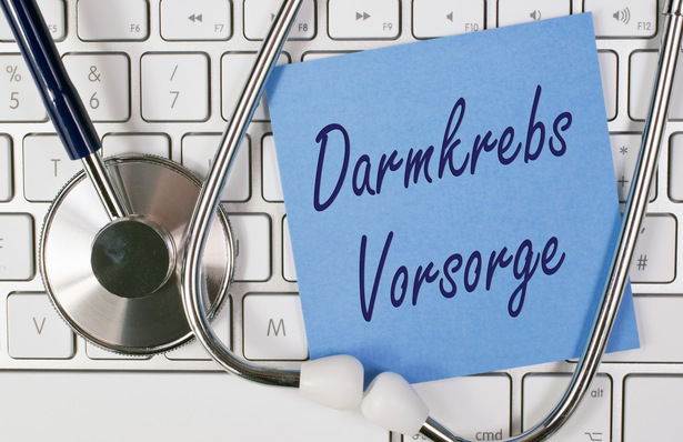 Sicher, ich kann dabei helfen. Hier ist ein optimierter Alt-Text für das Bild:
„Ein Stethoskop liegt auf einer Tastatur neben einer blauen Notiz mit dem Hinweis ‚Darmkrebs Vorsorge‘, symbolisiert die Verbindung zwischen medizinischer Begutachtung und modernen digitalen Arbeitsmethoden im Kontext von Vorsorgeuntersuchungen. - © DOC RABE Media - stock.adobe.com