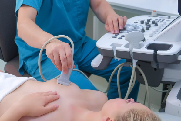 Eine medizinische Fachkraft führt bei einer Patientin eine Ultraschalluntersuchung der Brust mit einem Ultraschallgerät durch. - © familylifestyle - stock.adobe.com