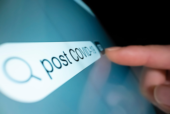 Ein Finger berührt einen Bildschirm, der eine Suchleiste mit dem Text "post COVID-19" zeigt. - © ymgerman - stock.adobe.com